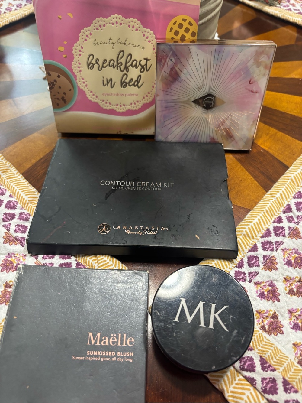 Makeup palettes and blush